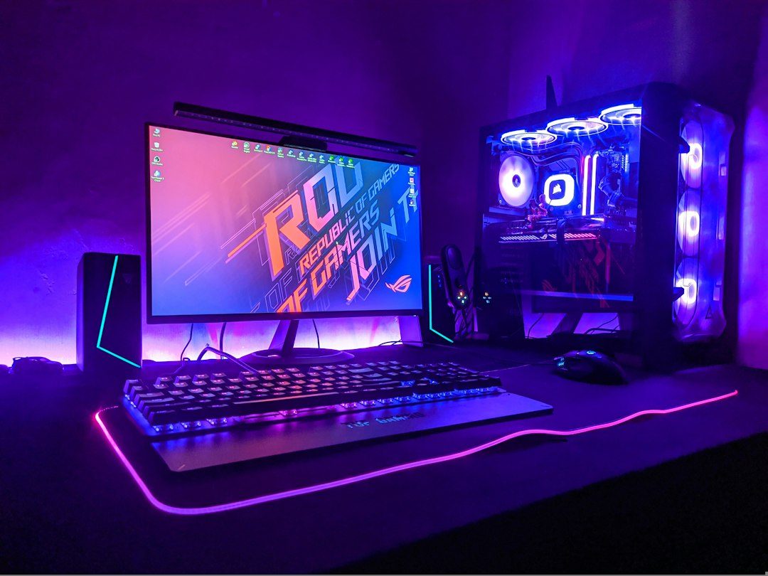 RGB 조명이 켜진 보라빛 게이밍 배틀스테이션